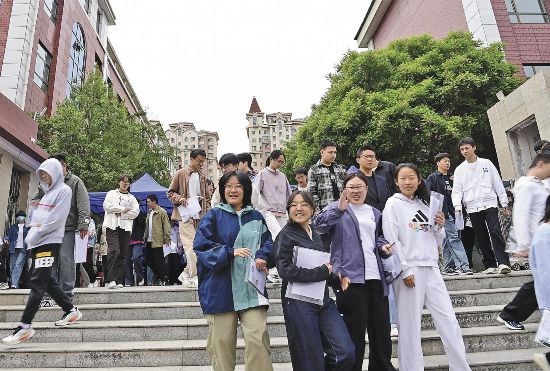 拼搏为笔 作答青春